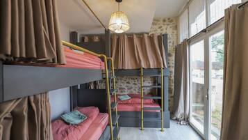 8 bedrooms, free WiFi, bed sheets