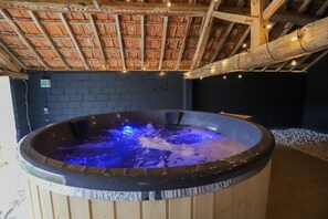 Bañera de hidromasaje cubierta