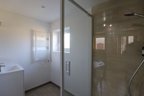 Douche, sèche-cheveux, serviettes fournies