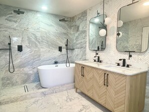 Douche, sèche-cheveux, bidet, serviettes fournies