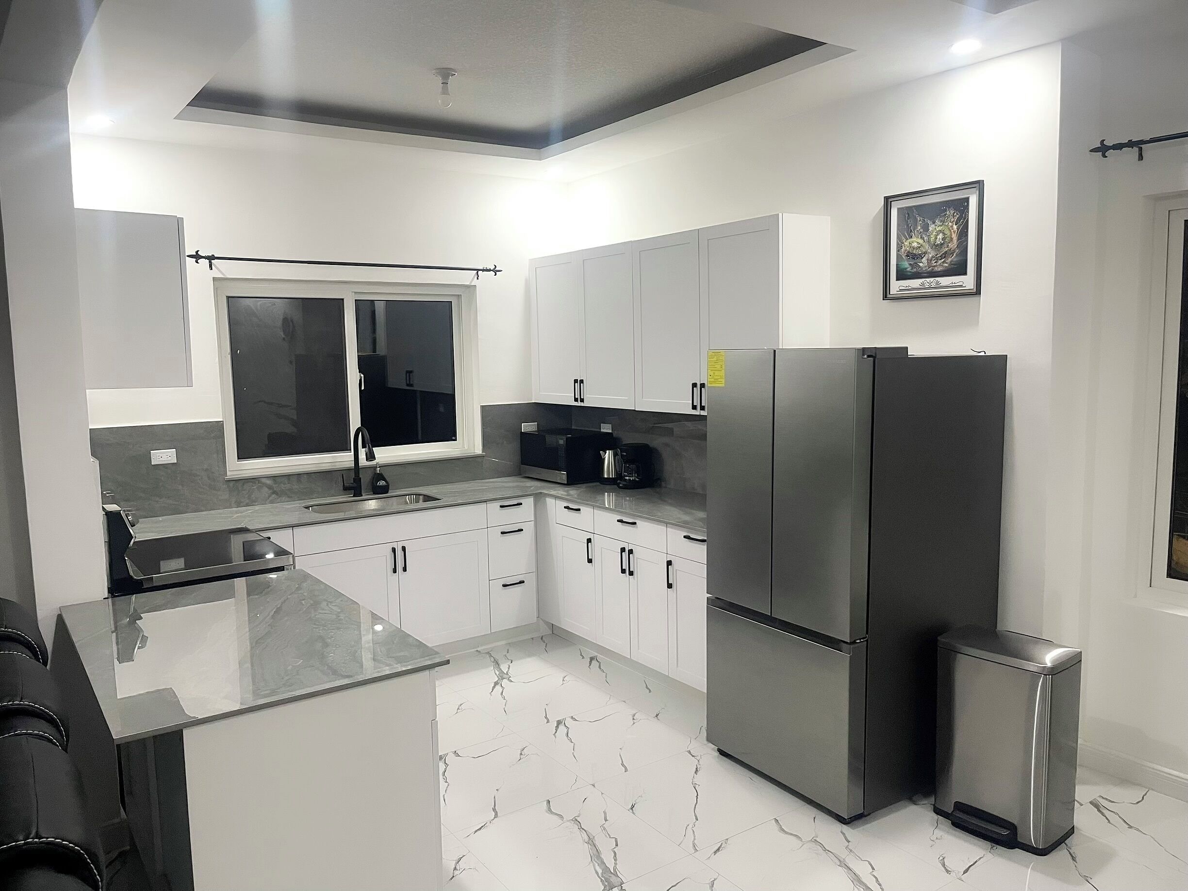 Geladeira, micro-ondas, fogão, cooktop