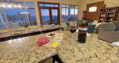 Spacious 5-bedroom house with AC, WiFi in delightful Playa Encanto