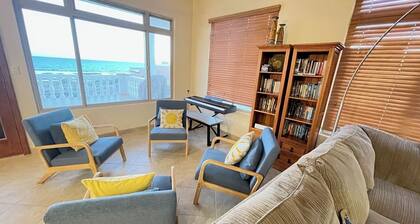 Spacious 5-bedroom house with AC, WiFi in delightful Playa Encanto