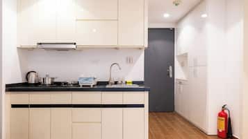 Departamento familiar, balcón | Cocina privada | Refrigerador, microondas y utensilios de cocina