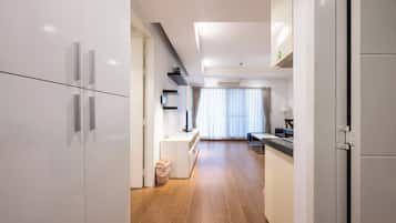 Departamento familiar, balcón | Área de sala de estar | Smart TV de 42 pulgadas con canales digitales
