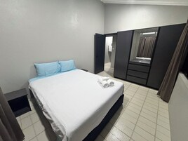 Espacio para trabajar con laptop y cortinas blackout