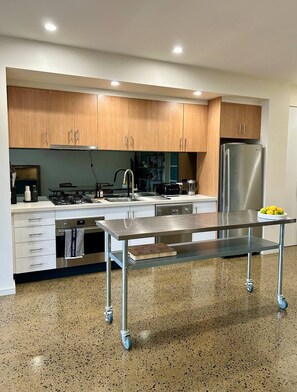 Jääkaappi, mikroaaltouuni, uuni, liesi