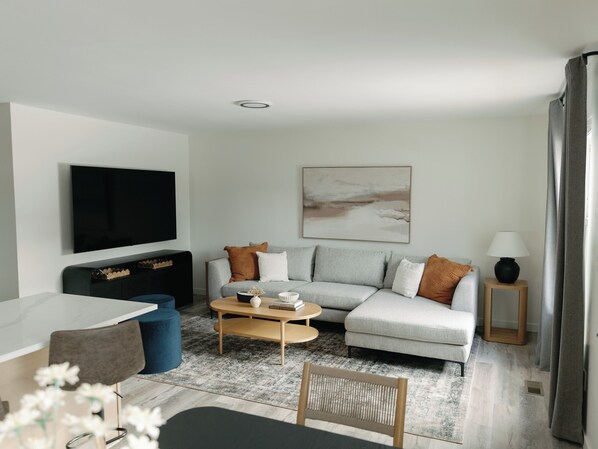 Smart TV, books, computer monitors - Cozy 3-bedroom Sparrow Stay in Historic Town of Monument (Monument)