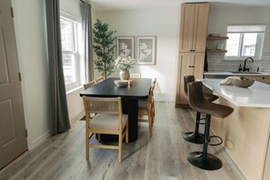 Dining - Cozy 3-bedroom Sparrow Stay in Historic Town of Monument (Monument)