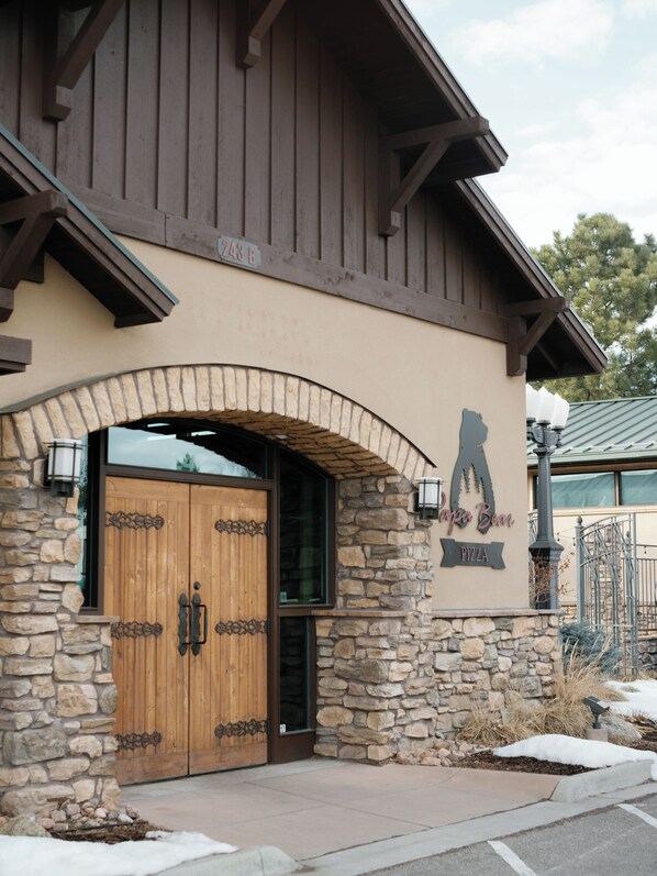 Exterior detail - Cozy 3-bedroom Sparrow Stay in Historic Town of Monument (Monument)