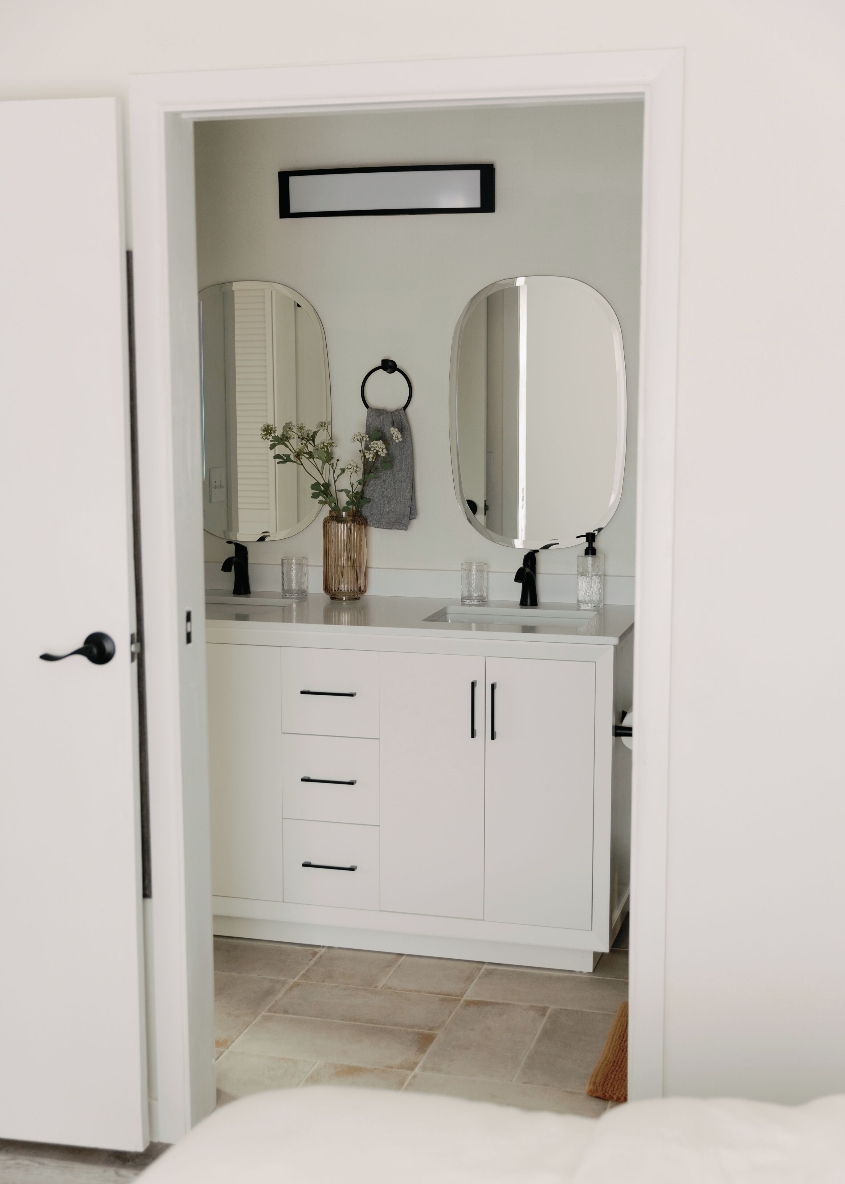 3 quartos, escrivaninha, ferros/tábuas de passar roupa