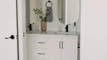 3 Schlafzimmer, Schreibtisch, BĂŒgeleisen/BĂŒgelbrett, kostenloses WLAN