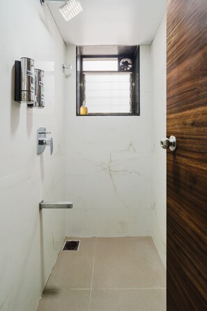 Hair dryer, towels, toilet paper - Oak 1BHK Bandra W by The Bombay Home Company (Mumbai)
