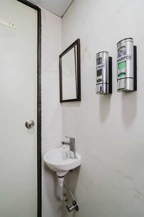 Haartrockner, Handtücher, Toilettenpapier