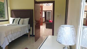 4 bedrooms, iron/ironing board, WiFi, bed sheets