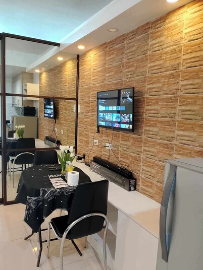 Cozy 1-bedroom condo with AC, WiFi in welcoming Pasay