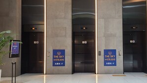 Three elevators with digital displays, each marked with "THE SKY 041578.0010" and "Proximity 4F". - THE SKY HOTEL (Cheonan)