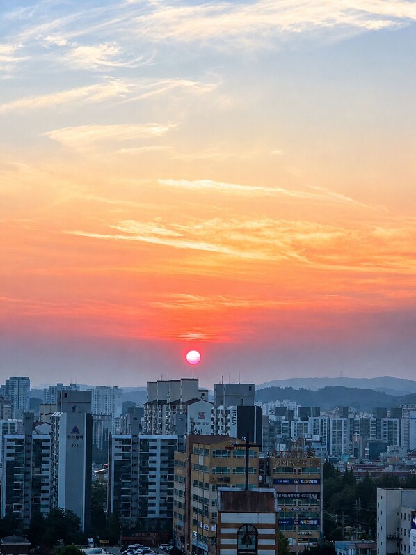 Un paisaje urbano al atardecer con edificios y cielo despejado.