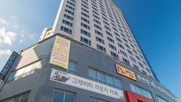 Escritorio, espacio para trabajar con laptop y wifi gratis