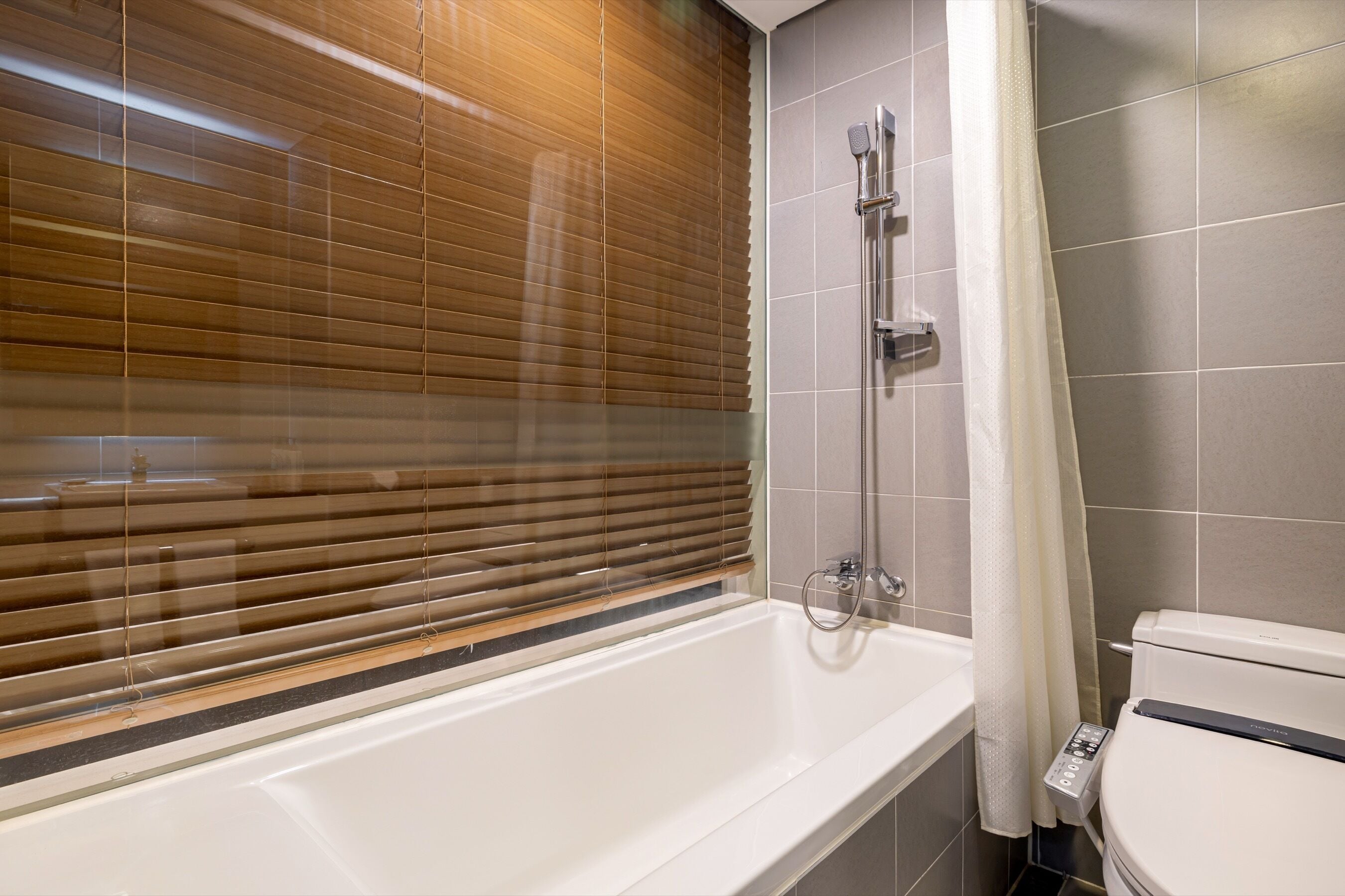 Un baño con bañera, ducha e inodoro.