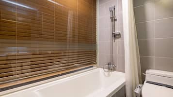 Un baño con bañera, ducha e inodoro.