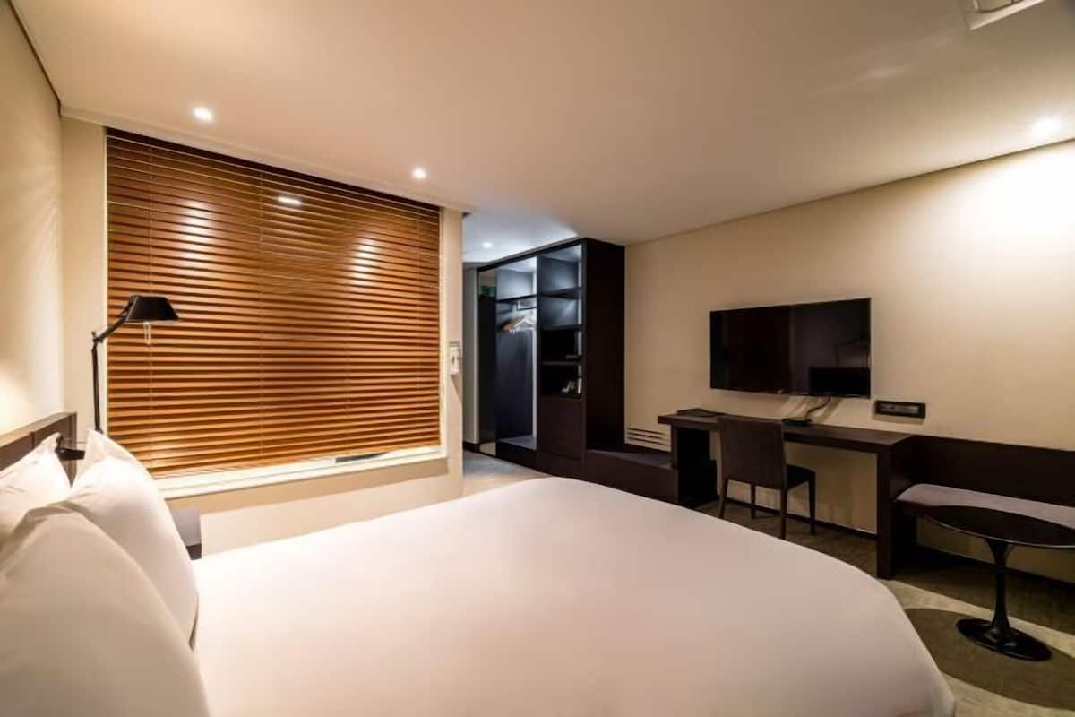 Desk, laptop workspace, free WiFi, bed sheets