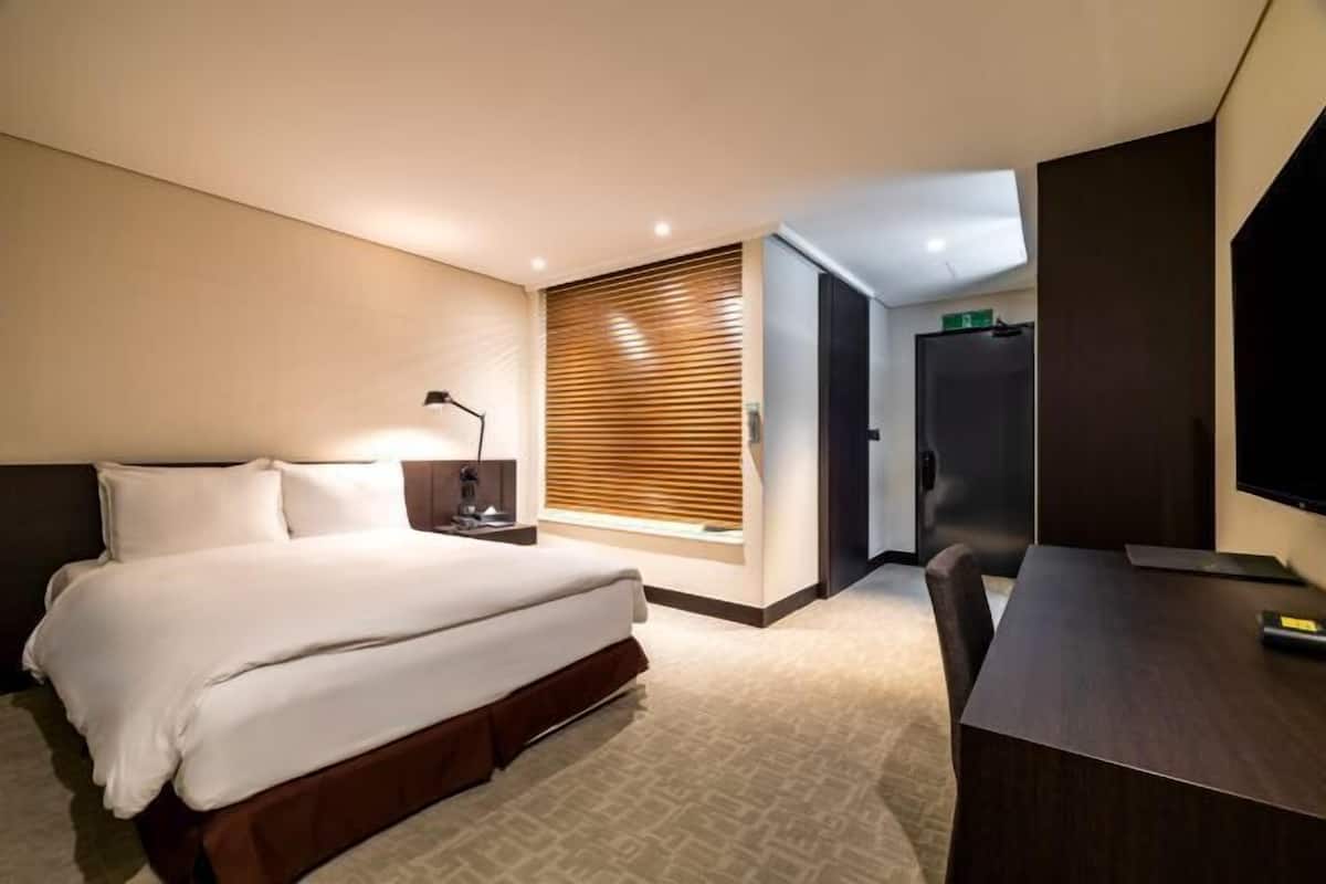 Desk, laptop workspace, free WiFi, bed sheets