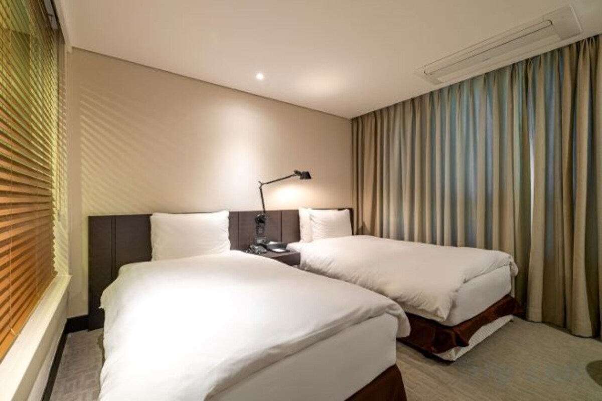 Desk, laptop workspace, WiFi (free), bed sheets