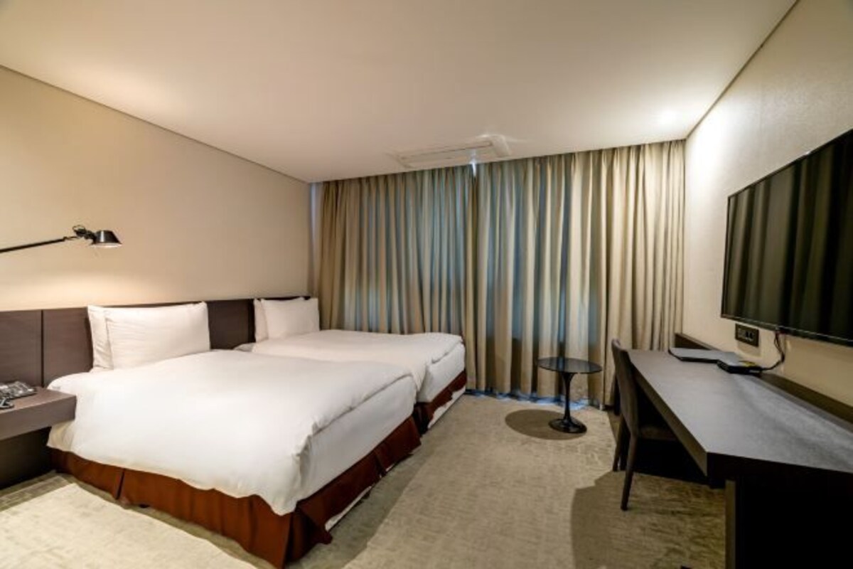 Desk, laptop workspace, WiFi (free), bed sheets