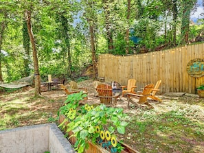 Outdoor dining - Family Retreat with Fire Pit & Game Room + Just Minutes to Downtown Hot Springs (Hot Springs)