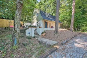 Exterior - Cozy Cottage in the Woods with 8-Person Fire Pit + Walk to Bathhouse Row! (Hot Springs)