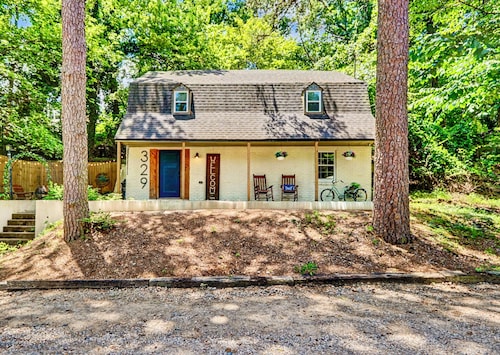 Family retreat w/fire pit & game room. Minutes to downtown Hot Springs!