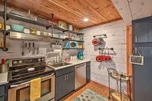 Fridge, microwave, oven, stovetop - Cozy Cottage in the Woods with 8-Person Fire Pit + Walk to Bathhouse Row! (Hot Springs)