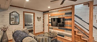 Cozy Cottage in the Woods with 8-Person Fire Pit + Walk to Bathhouse Row!