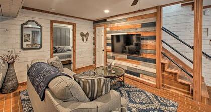 Cozy Cottage in the Woods with 8-Person Fire Pit + Walk to Bathhouse Row!