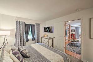 3 bedrooms, iron/ironing board, free WiFi, bed sheets - Cozy Cottage in the Woods with 8-Person Fire Pit + Walk to Bathhouse Row! (Hot Springs)