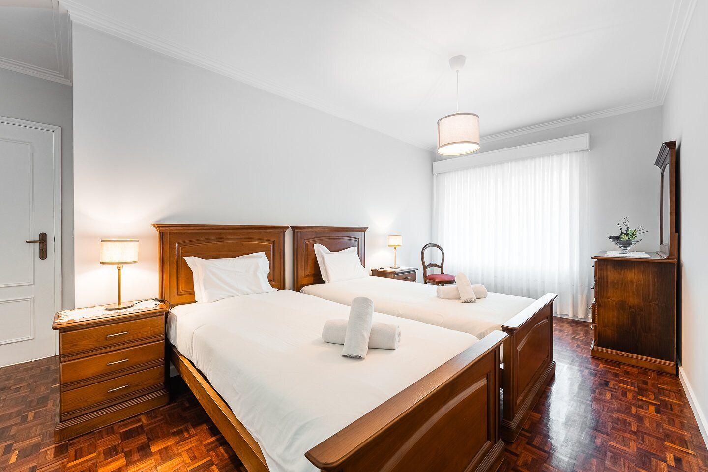 3 habitaciones, tabla de planchar con plancha y acceso a internet 