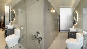 Un baño moderno con ducha de vidrio, inodoro y lavamanos.