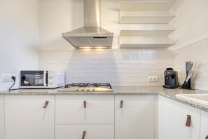 Kühlschrank, Mikrowelle, Wasserkocher mit Kaffee-/Teezubehör, Toaster