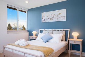 2 bedrooms, desk, iron/ironing board, free WiFi - Perch - Cozy 2BR home. Walk everywhere, park with ease, and  surrounded by coffee shops and dining! (Seattle)