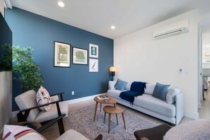 Smart TV - Perch - Cozy 2BR home. Walk everywhere, park with ease, and surrounded by coffee shops and dining! (Seattle)