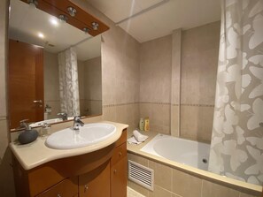 Douche, baignoire à jets, sèche-cheveux, serviettes fournies