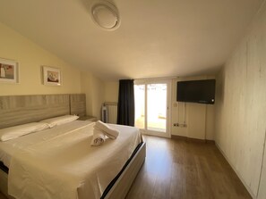 2 bedrooms, iron/ironing board, Internet, bed sheets