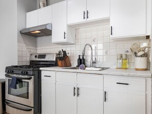 Fridge, microwave, oven, stovetop - 3BR2BATH Lux Home in Somerville (Somerville)