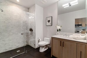 Secadora de cabello, toallas, jabón, papel de baño