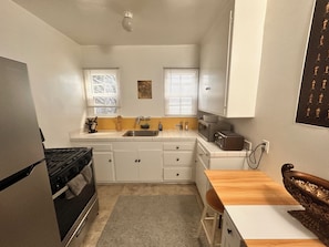 Fridge, microwave, oven, stovetop - Charming 1-bedroom apartment with AC, WiFi in amazing Hollywood! (Los Angeles)