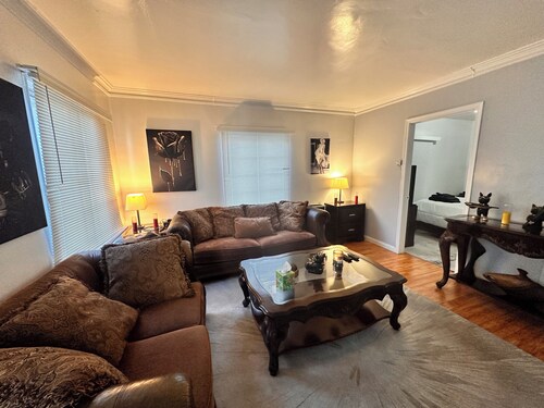 Charming 1-bedroom apartment with AC, WiFi in amazing Hollywood!