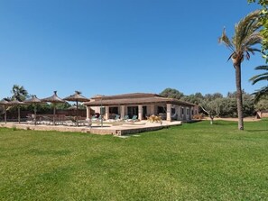 Property grounds - Charming finca with large pool and garden in Santanyi for up to 8 persons (Santanyi)