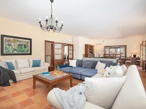 Fernseher, Kamin, Tischtennisplatte, Stereoanlage