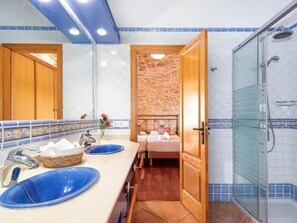 Douche, sĂšche-cheveux, serviettes fournies